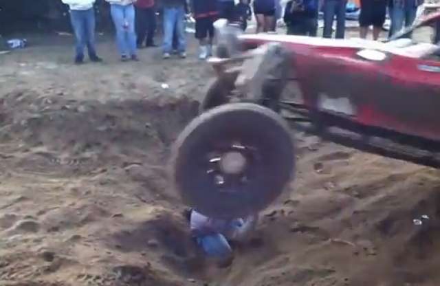 Elmebeteg sportrajongó: alulról fényképezi a terepralit