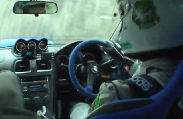 Videón a világ legbénább Impreza-tulajdonosának koccanása