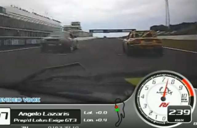 250 km/órával a tű fokán át: előzés két autó között középen