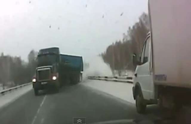Orosz jégen csúszó kamion kerülte el a legmázlisabb sofőrt