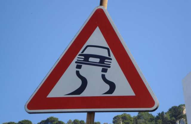 Hidegfront, széllökések: vigyázni kell az utakon!