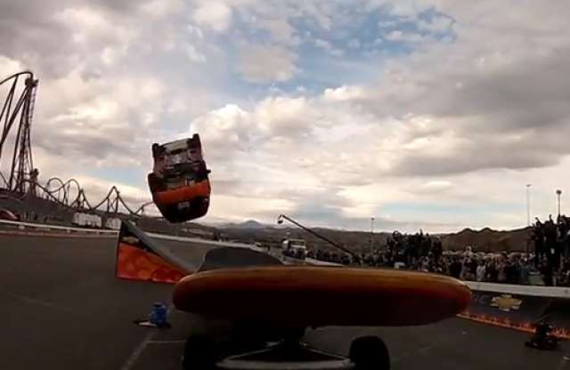 Gördeszkás mutatvány autóval