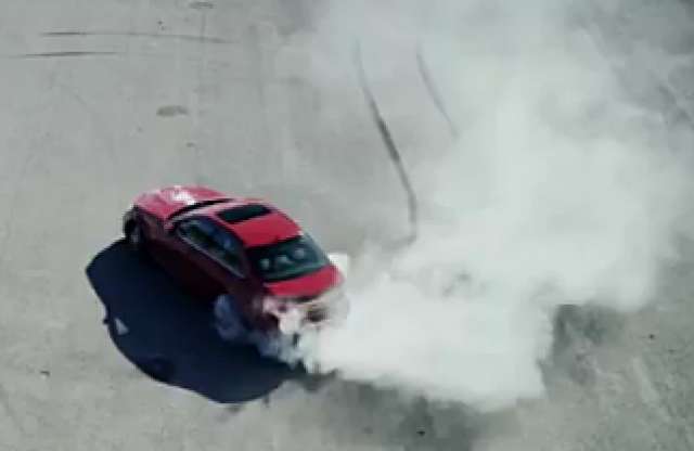 Ittas vezetés ellen: gumikenés 457 lóerővel az aszfaltra