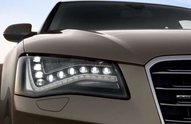 Több mint 500 autót hirdetnek hamisan, LED fényszóróval