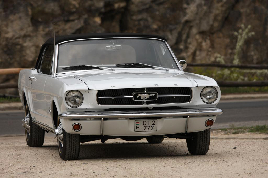 FORD MUSTANG