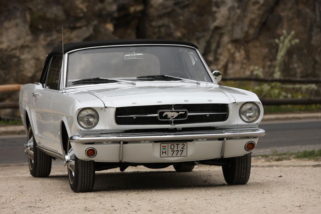 FORD MUSTANG