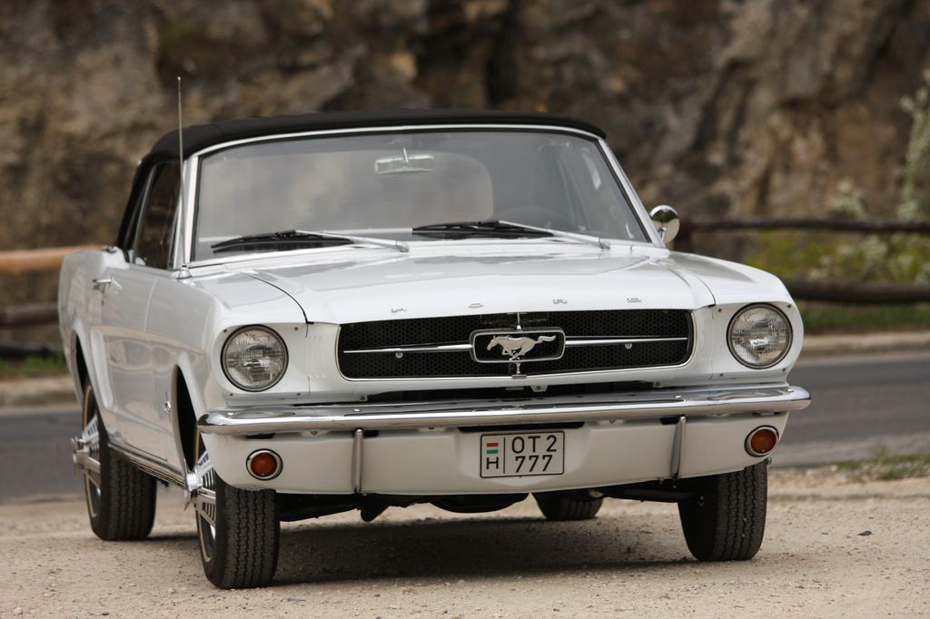 FORD MUSTANG