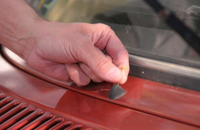 Az év rendőri bejelentése: ablakmosó-fúvóka blokkolta a Ladát