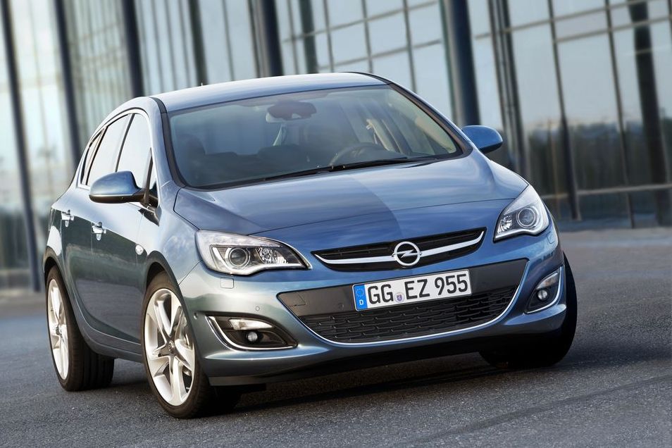 130 ezer forint a négyajtós Opel Astra J felára ...