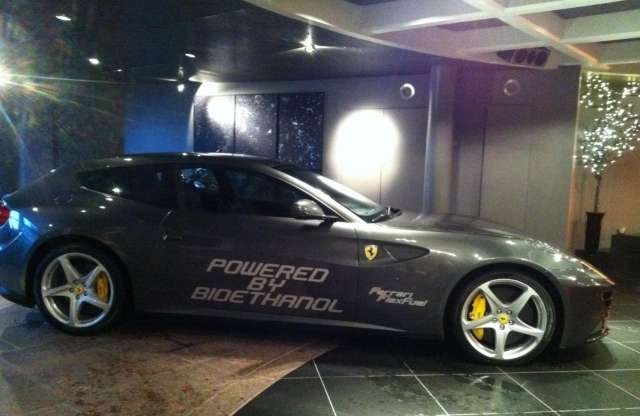 Kukoricával hajtott, a gyárinál erősebb Ferrari FF