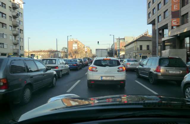 Olcsóbb a benzin és hideg van: előkerültek a kabátok