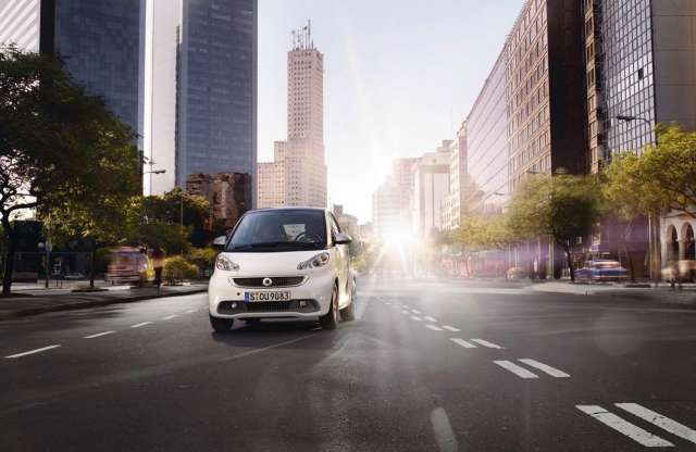 Elektromos változatának arcával frissült a smart