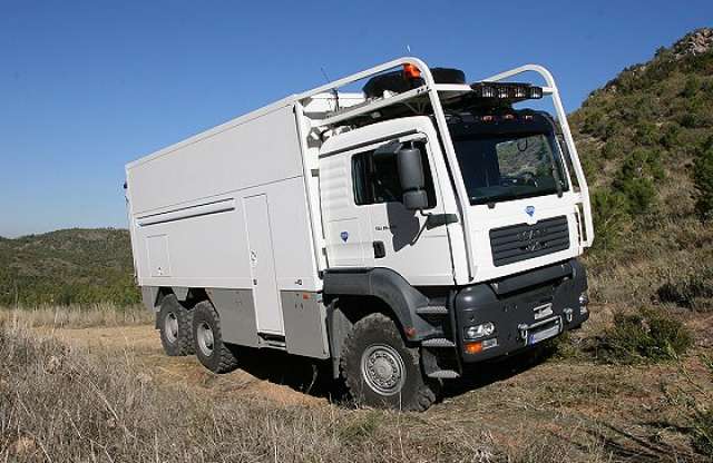 Kukáskocsiból luxusautó – a Unicat 250 millióért megcsinálta