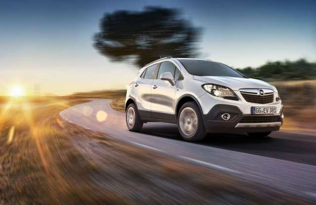 Egy új Opel aszfaltot szaggatni, egy meg divatozni