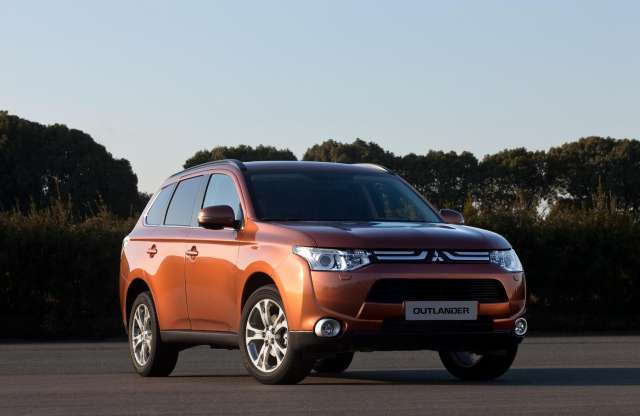 Konnektorból is tölthető lesz az új Mitsubishi Outlander