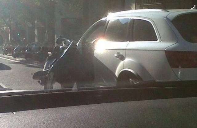 Lezúzta a busz az Audi ajtaját