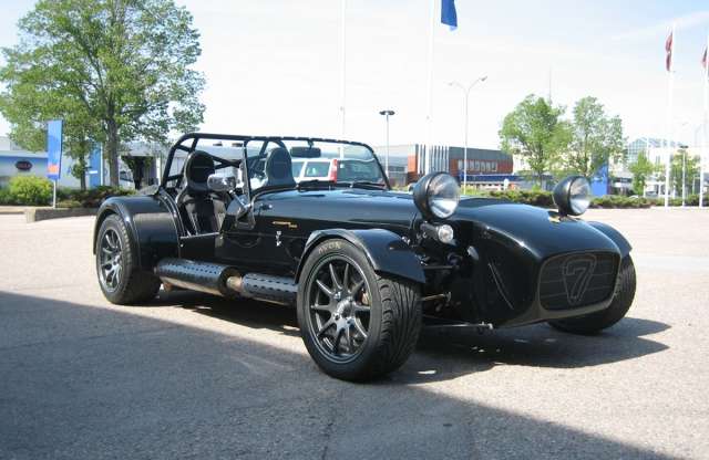 Szalonképes autót épít a nudista sportgépek királya