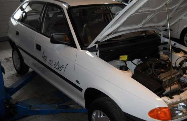 Márkaszervizbe vitték a 20 éves, futásmentes Opelt