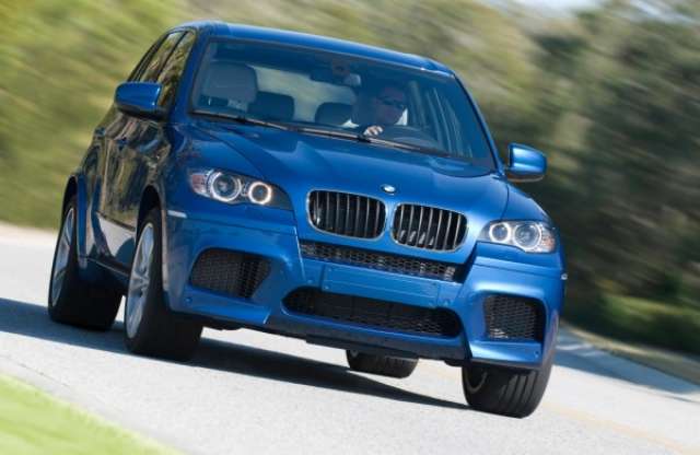 BMW X5M kontra M3: melyik a gyorsabb kanyarban?