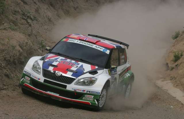 Tetőre rakott Peugeot, flipperező Skoda