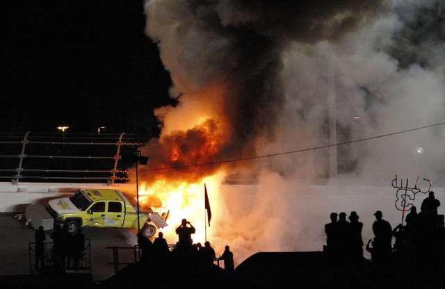 Eső után tűz: bizarr baleset a NASCAR-on