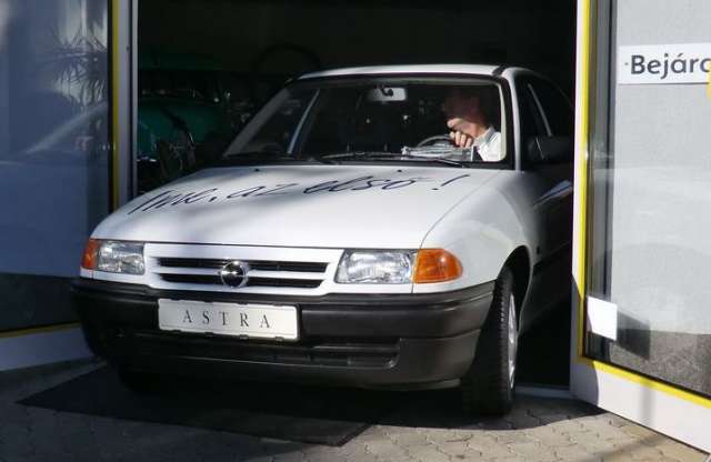 20 év után is pöccre indult az első Astra