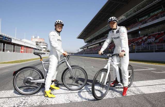 Schumacher elektromos kerékpárral tolja