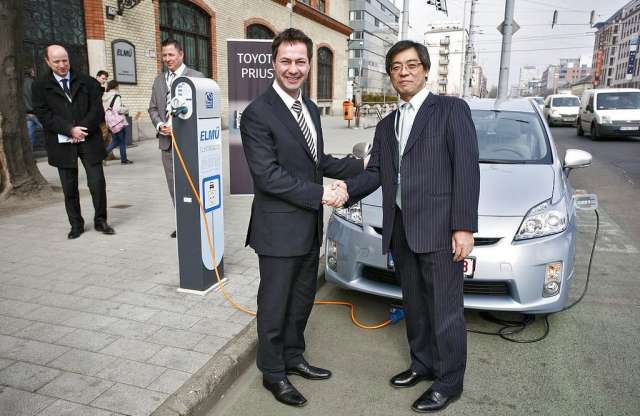 Hazai teszten a konnektorból tölthető Toyota Prius