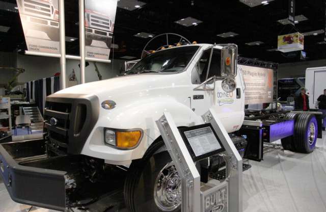 Platós hibrid Ford: évente 1,6 milliót spórolhat