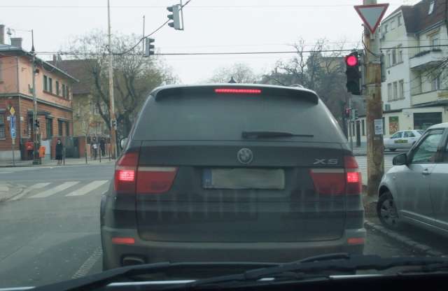 Index sincs benne és kilátni sem enged a BMW X5