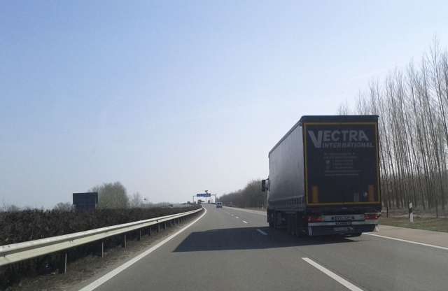 Kamionstop – mikor van érvényben, ki mehet mégis?