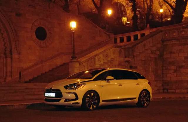 Villanyos Citroën a budapesti éjszakában