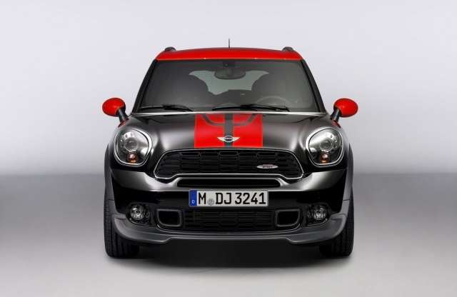 Mit csinál a szakállas csávó a Mini Countryman tetején?