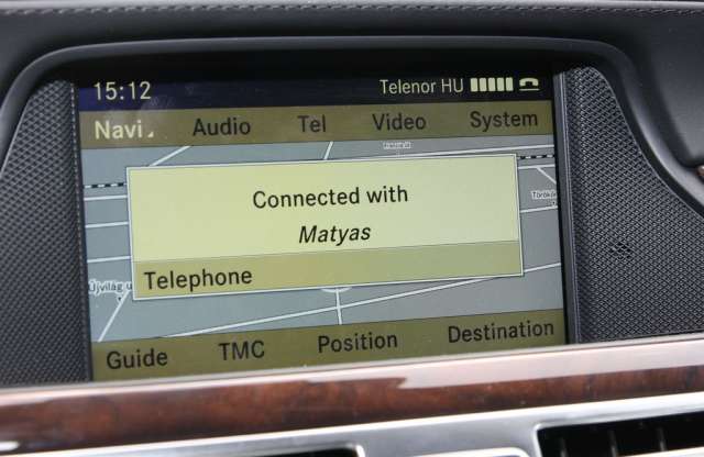 Végrehajthatatlan törvény tiltja a kihangosítóval telefonálást