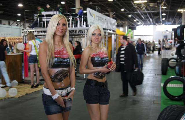 Lányok falatnyi ruhákban + gumifüst és sátántechno