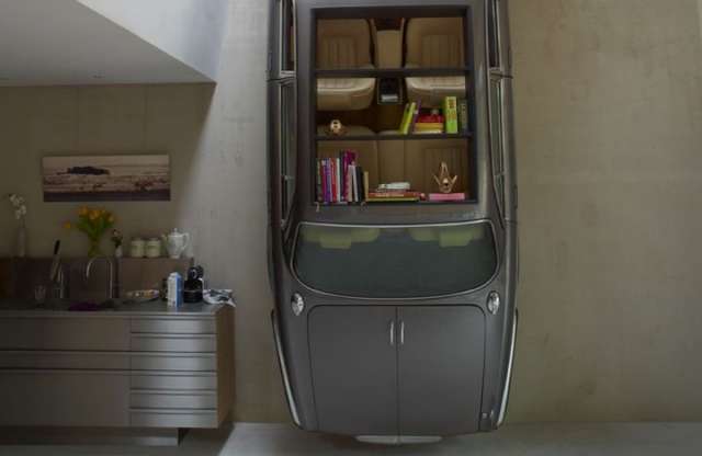 Könyvespolccá alakult a falrakent Jaguar XJ