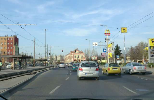 450-ért elég drága már a benzin? Úgy tűnik, hisz dugó már nincs