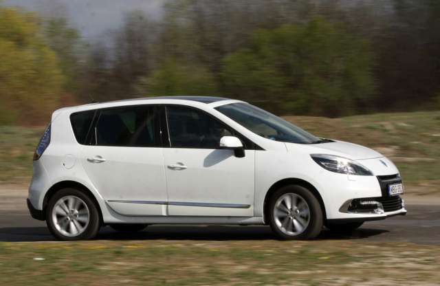 Alig fogyaszt, mégis viszi a családot – Renault Scénic teszt