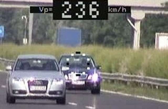 Traffipaxok százai lesnek a gyorshajtókra