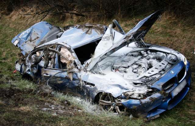 Apa kocsit hajt, BMW-t, elszáll 300 km/óránál