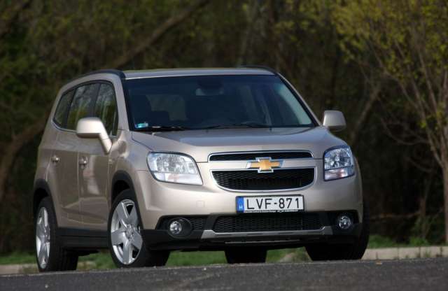 Egy rakás meztelen férfi a Chevrolet csomagtartójában