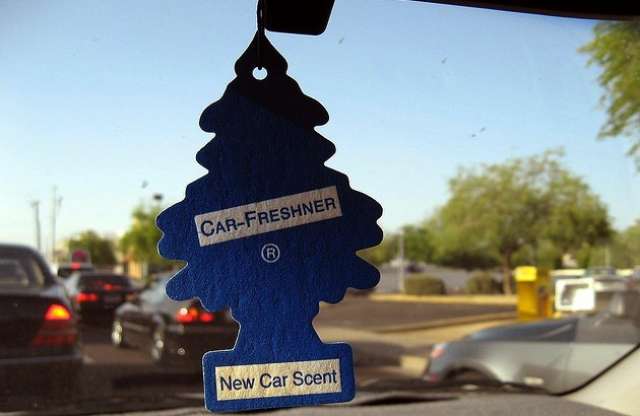 Nincs többé büdös autó, itt az újautó-parfüm