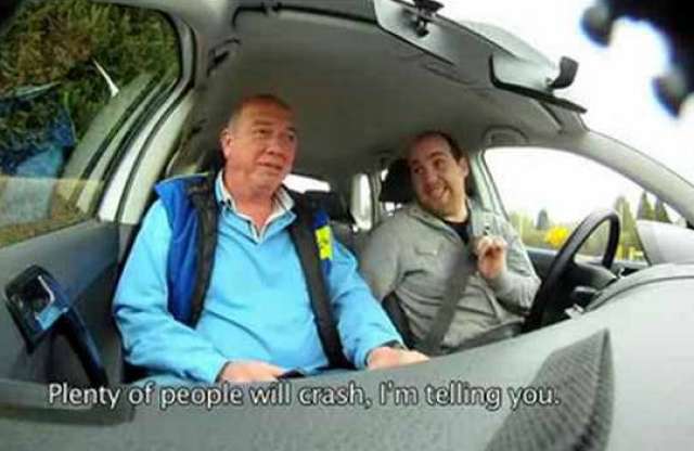 Autóban sms? Szokj le róla, mert belehalhatsz!