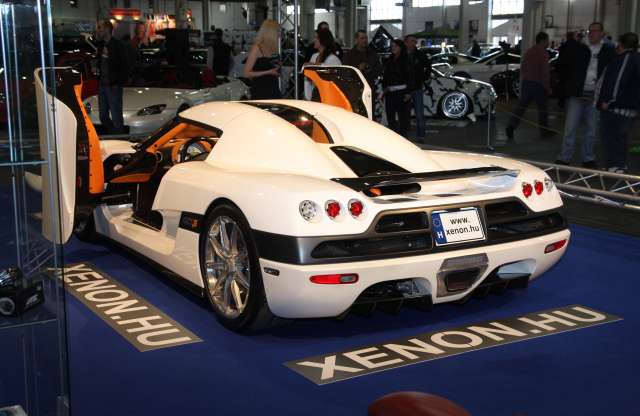 Megrémült a néni a sportkocsi hangjától