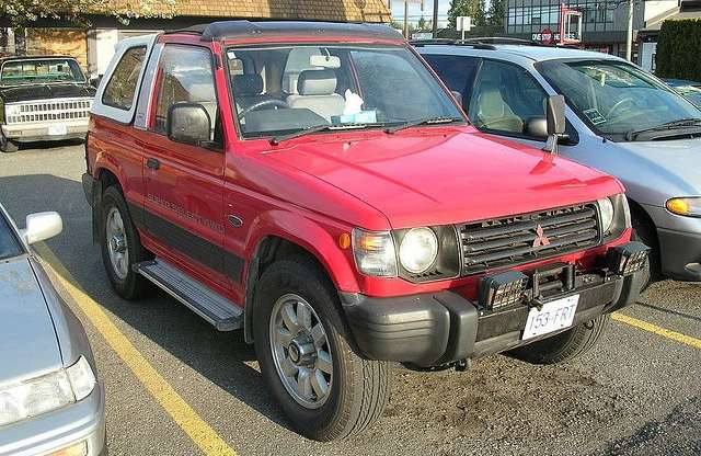 Lehet itthon jobbkormányos autóval közlekedni? És érdemes?