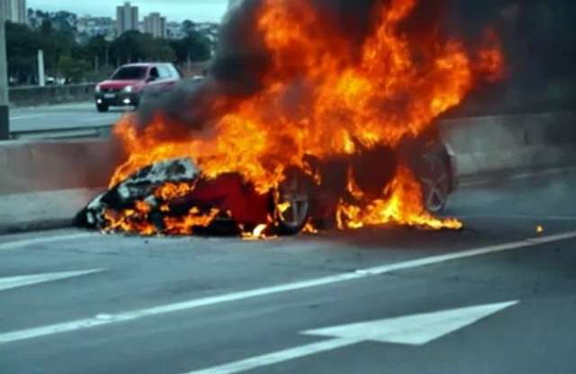 Motorhiba és tűz fenyegeti a Ferrari 458 Italiákat