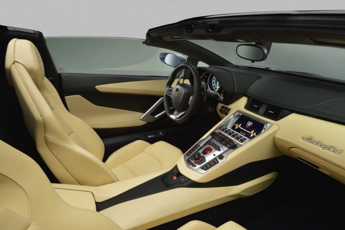 LAMBORGHINI AVENTADOR