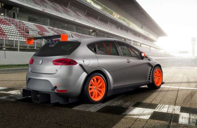 SEAT versenyautók a tóparton