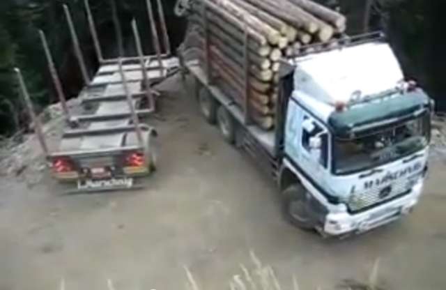 Nem fért el, 180 fokot fordult a pótos kamion