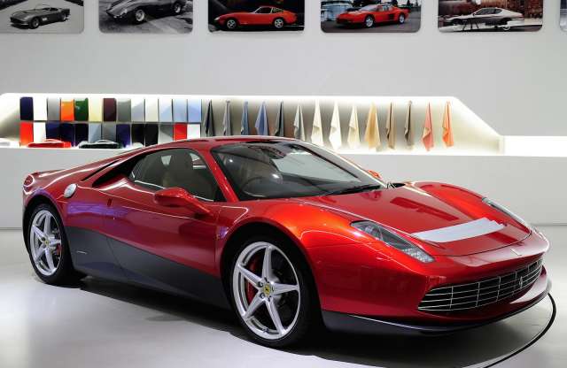 Egymilliárdos Ferrarijáról mesél a gitárzseni